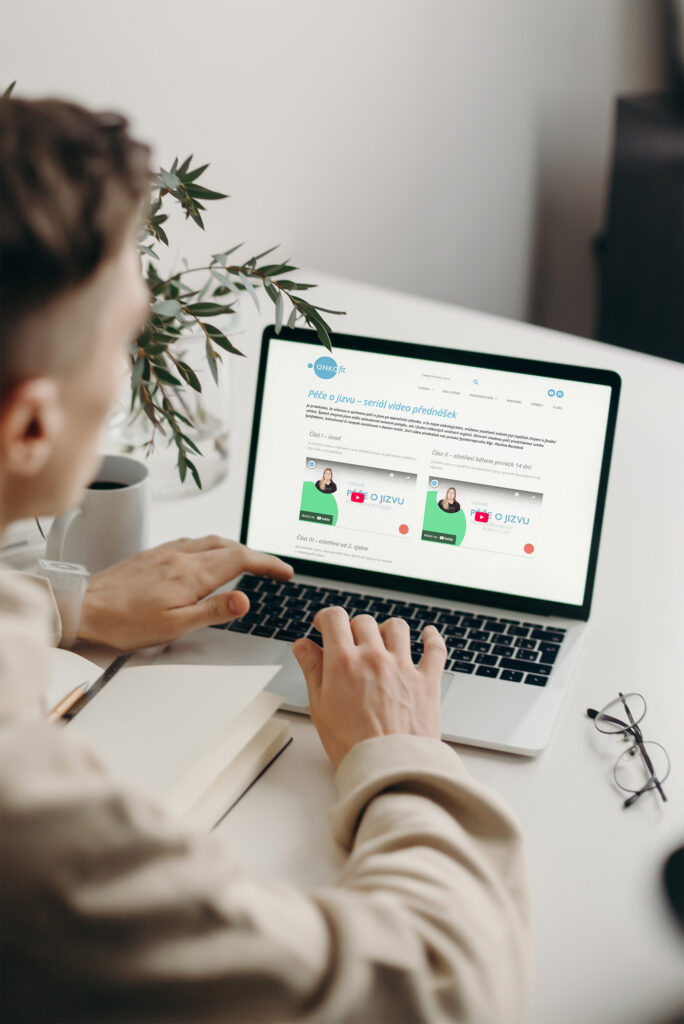 mlad&yacute; muž se d&iacute;v&aacute; na notebook