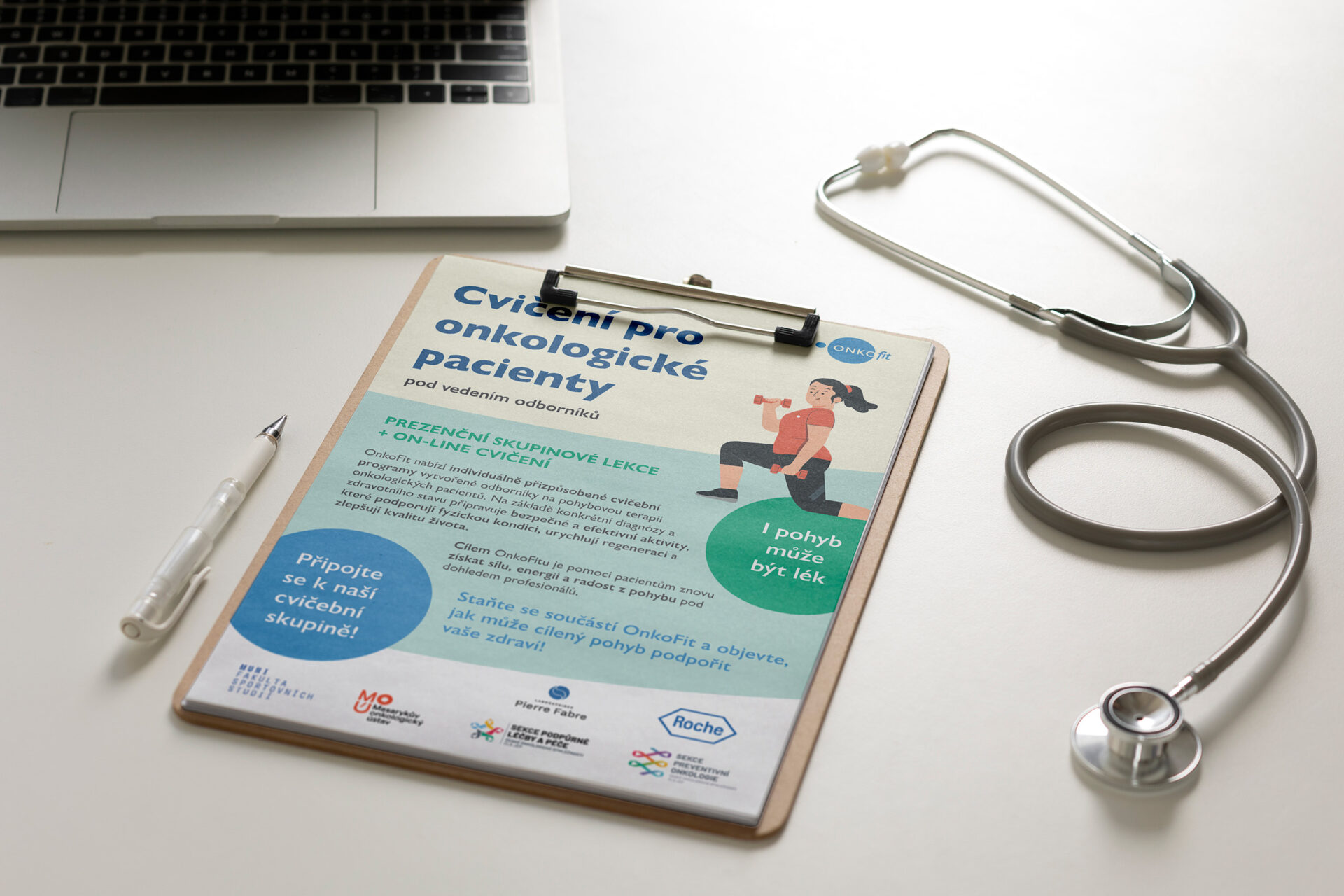 let&aacute;k v desk&aacute;ch na stole l&eacute;kaře