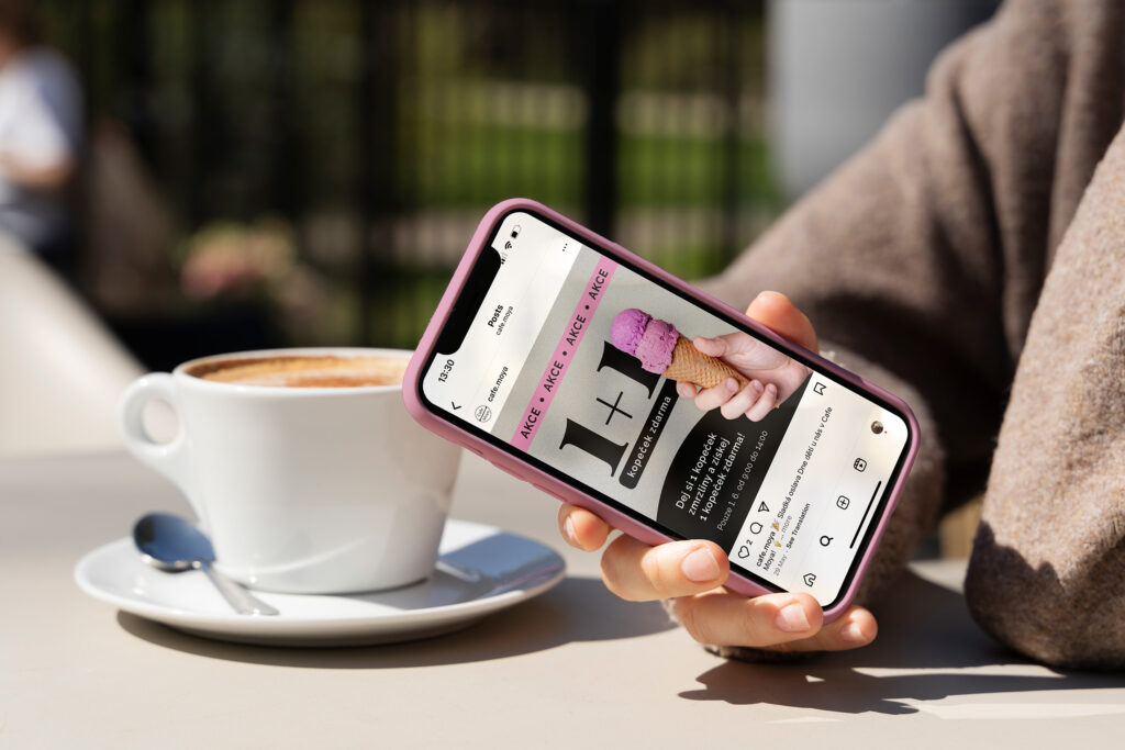 chytr&yacute; telefon s k&aacute;vou v pozad&iacute;